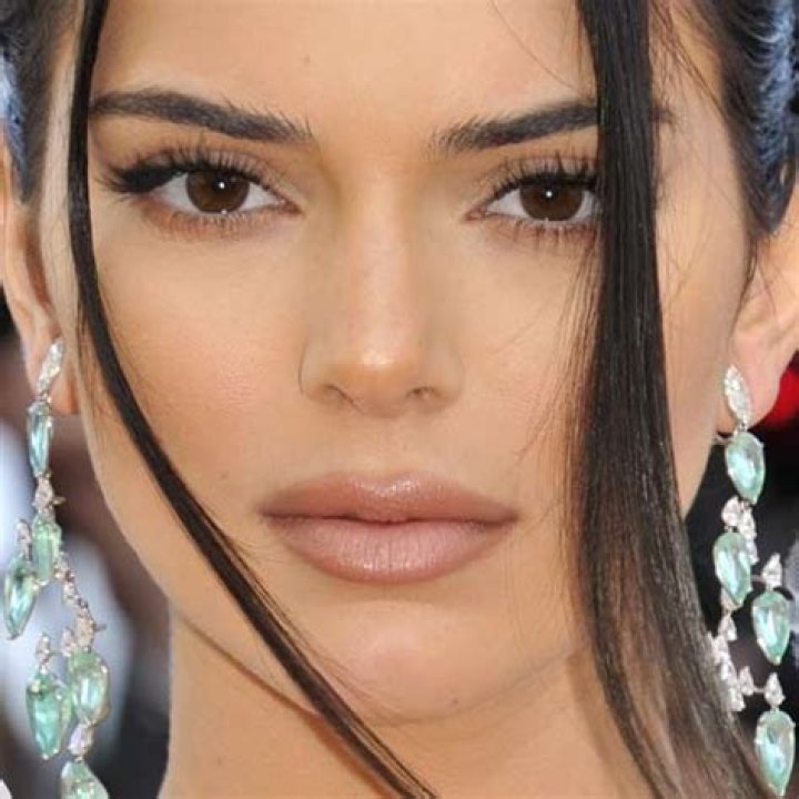 Kendall Jenner's Makeup Photos & Products