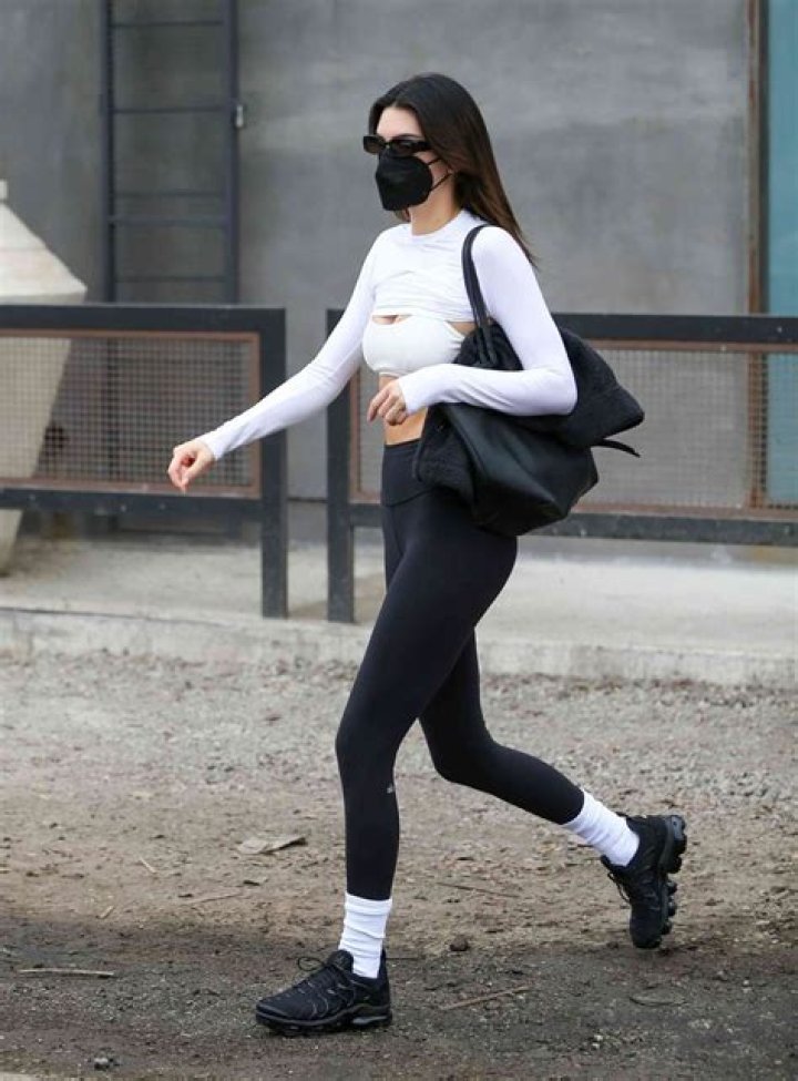 Kendall Jenner’s Errand-Running Ensemble Included Nothing But an Extreme Crop Top and Leggings