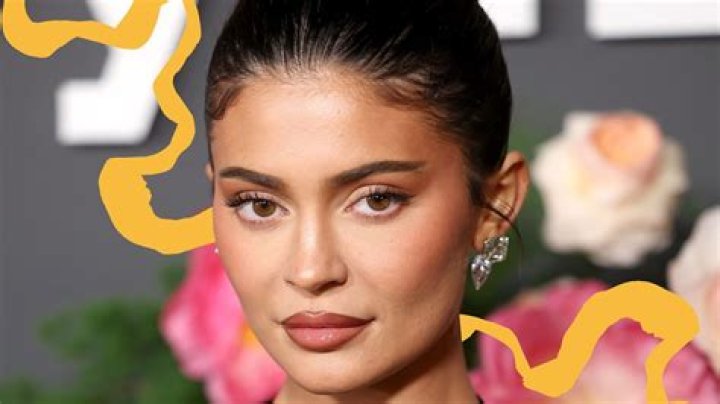 Kylie Jenner Is “Obsessed” With This All-Over Face Highlighter