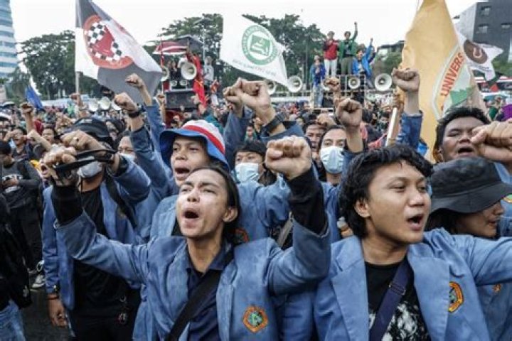 Labor Protest at Jakarta City Hall, Demand Revision on 2023 Minimum Wages