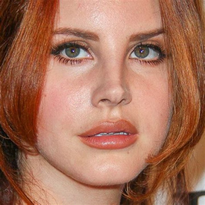 Lana Del Rey's Makeup Photos & Products