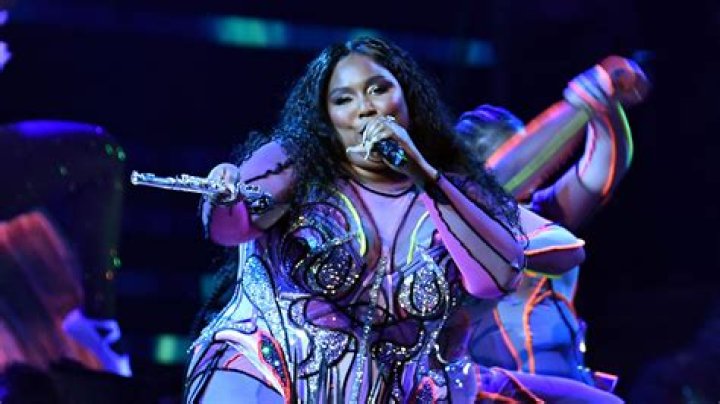 	Lizzo Honors Kobe Bryant With Grammys Performance: ‘Tonight Is for Kobe’	