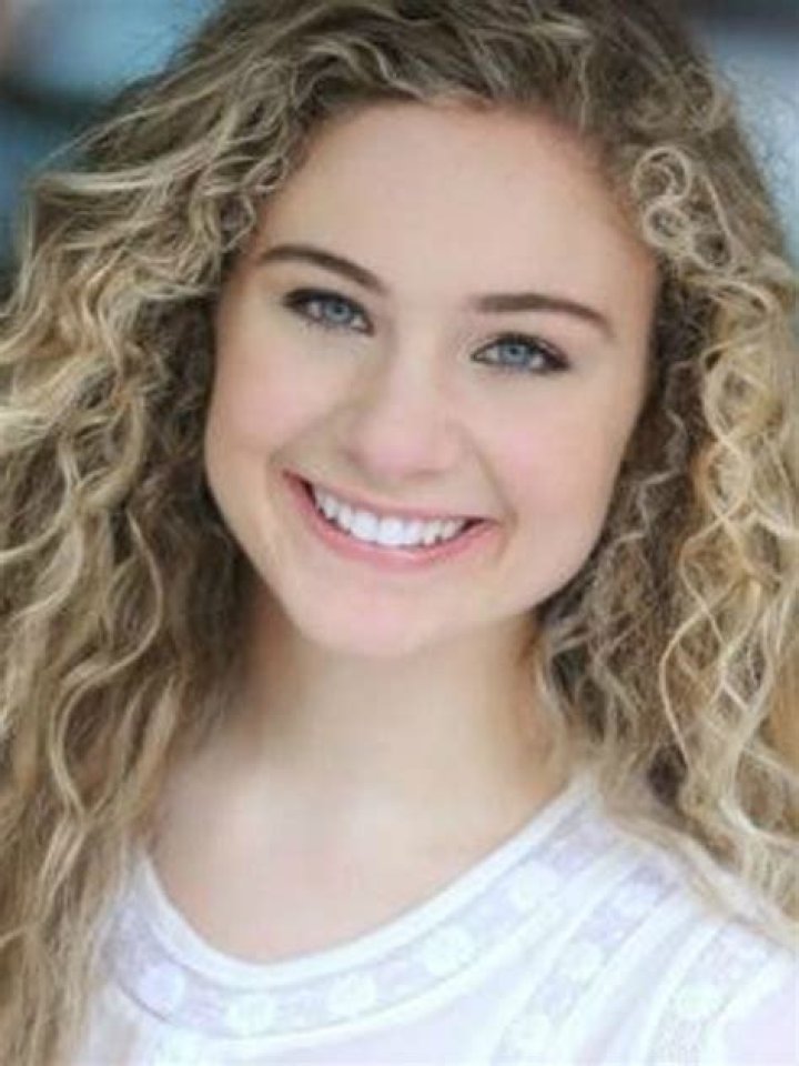 Lizzy DeClement - Age, Height, Net Worth, Boyfriend, Movies