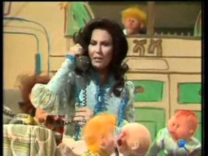 Loretta Lynn’s Funny Take on Pregnancy with “One’s on the Way”