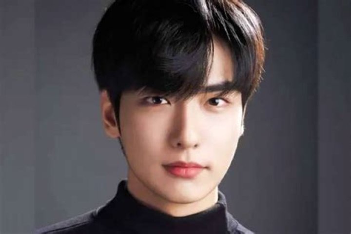 Muere Lee Ji Han, actor y estrella de K-pop, durante la estampida de Halloween en Seúl