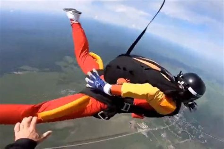 Mujer vive terror al no lograr abrir paracaídas: Así la salva su instructor