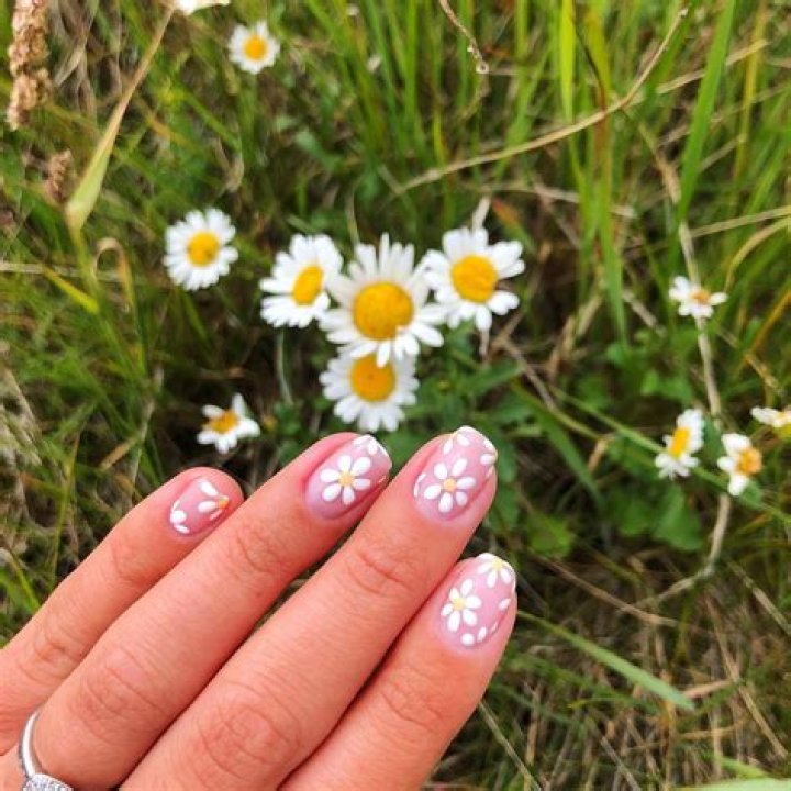 Nail Art: Daisy Nail Art Trend