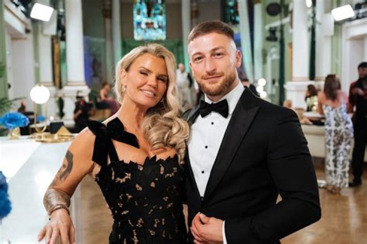  Olivia’s date TOMMY has a ‘Next Top Model’ ex! – Celebs Go Dating final! Wed 7 November 2018 03:00 Liam Curtis 