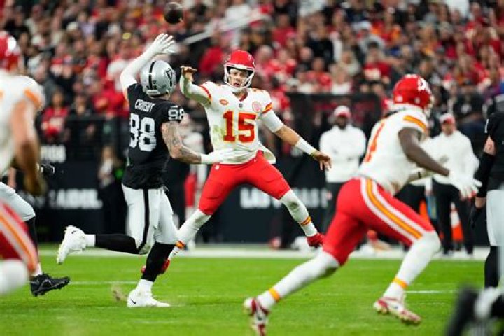 Patrick Mahomes, Chiefs look like old selves in comeback win against Raiders