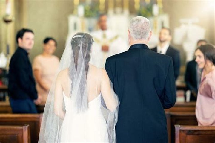 Reddit Bride Refused To Wait For Late Dad To Walk Her Down The Aisle