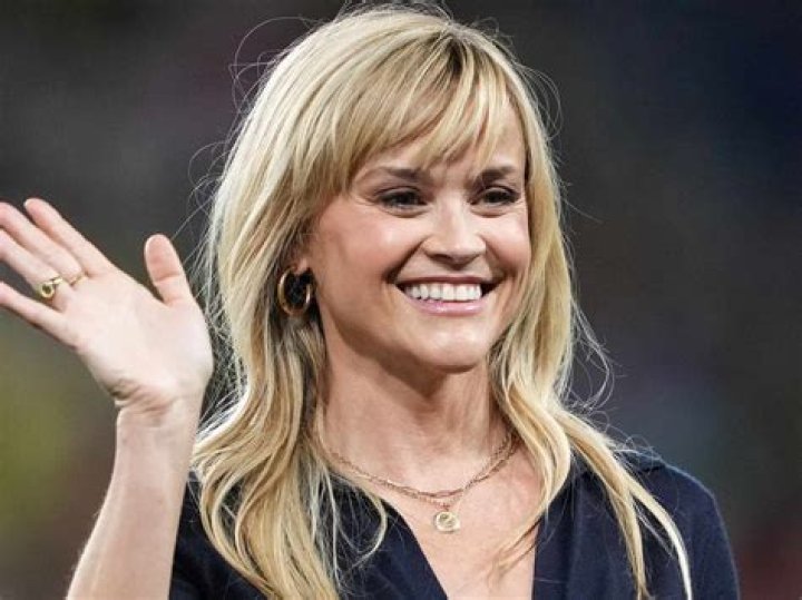 Reese Witherspoon Has a Thing for This Fall-Perfect Wardrobe Staple