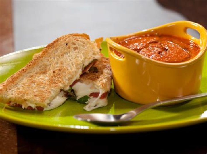 Roasted Tomato & Pepper Soup | Rachael Ray | Recipe