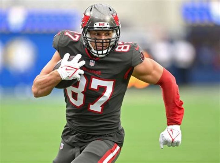 Rob Gronkowski retires after 9 seasons with Patriots, 2 with Buccaneers