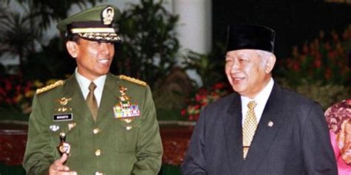 Rusuh 1998, Jimly Segan ke Wiranto dan Prabowo