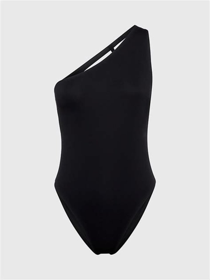 Sarah Michelle Gellar’s All-Black One-Shoulder Swimsuit Had Ruffles