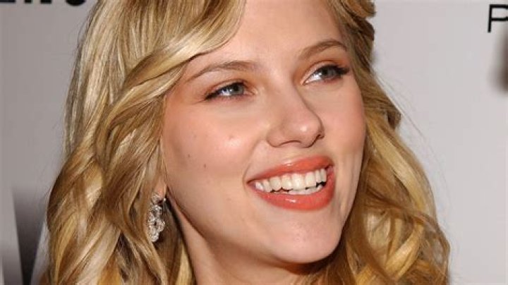 Scarlett Johansson Video: The Red Carpet Moment Goes Viral