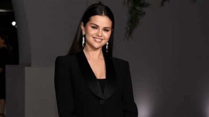 Selena Gomez Just Recreated Your Least Favorite Tinder Photo