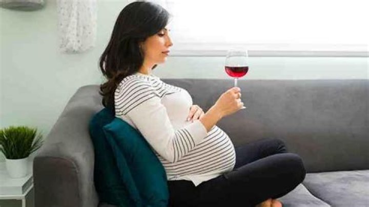 Si estás embarazada, ni clara de cerveza ni vino ni sushi
