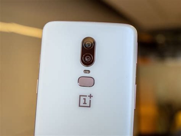 Silk White OnePlus 6 hands-on: Kiss from a rose (gold)