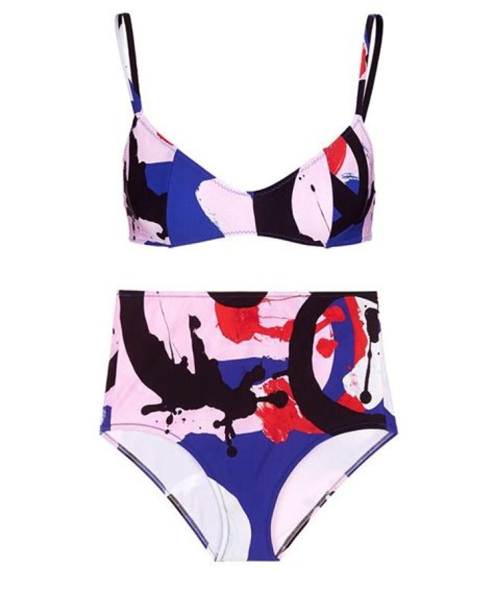 Swimsuits to Eliminate a Muffin Top and Bulges