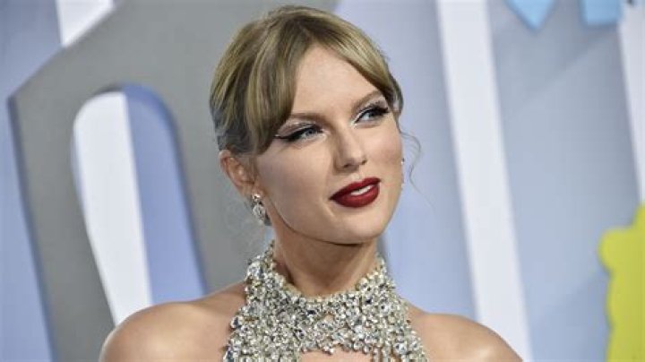 Taylor Swift Fans Claim She's An Ethical Billionaire And That's Why She's Disliked