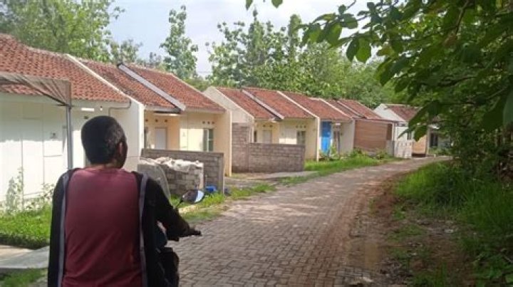 Telantar Ditinggal Kabur Pengembang - Berita Utama