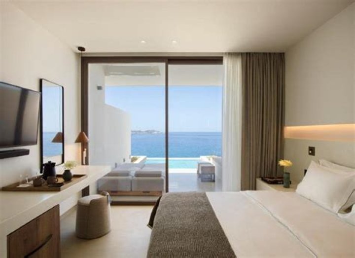 The best hotels in Milos