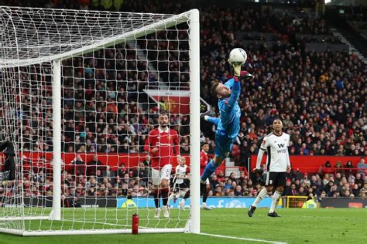 The De Gea conundrum: is a new contract for the Golden Glove winner a good idea?