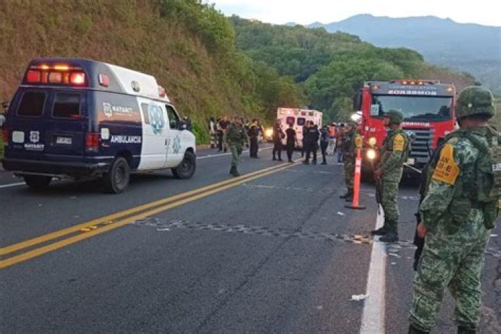 Tragedia en Tepic: Autobús cae a barranco; se reportan 18 muertos