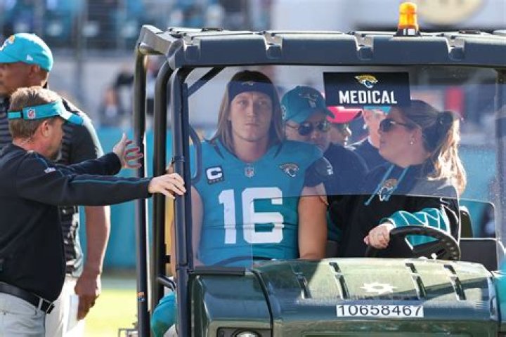 Trevor Lawrence Overcomes Knee Injury, Shines in Jaguars’ Victory