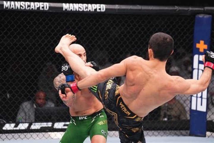 UFC: UFC 294: Islam Makhachev catches Alexander Volkanovski with a brutal head kick KO
