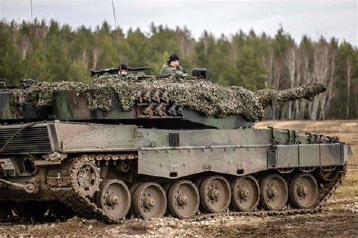 Ukrainian soldiers begin training on Leopard 2 tanks in Poland