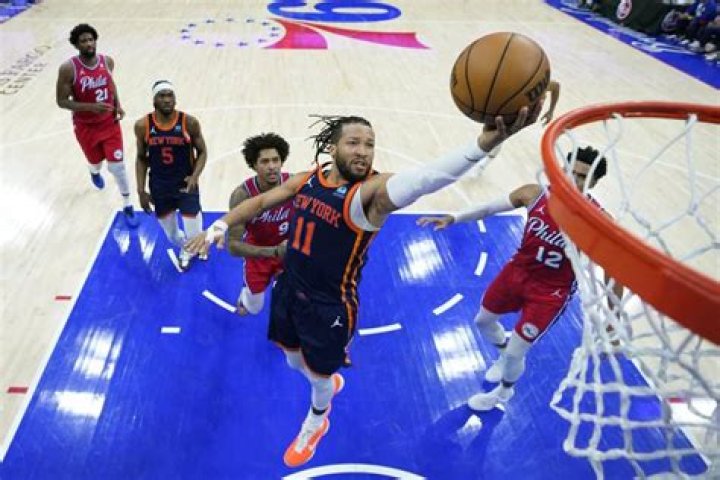 Un Brunson descomunal deja heridos de muerte a los Sixers
