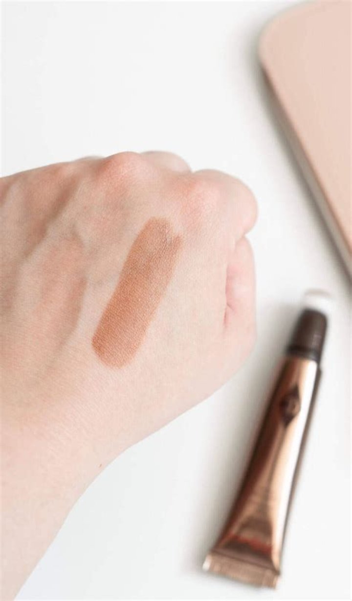 Victoria Beckham Uses This Charlotte Tilbury Contour Duo