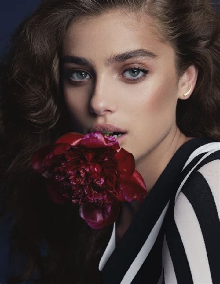 VS Model Taylor Hill Is Making a Strong Case for the Pixie Cut