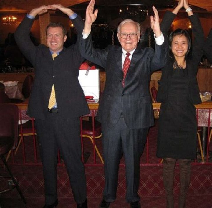 Warren Buffett Height | Truth Behind the Financial Legend Stature