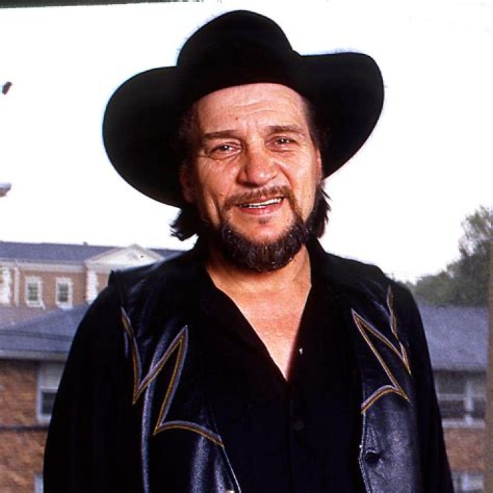 Waylon Jennings Delivers a Stunning “Delta Dawn” Rendition