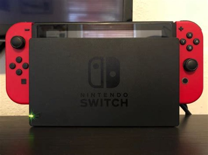 What does flashing green light mean on Nintendo Switch dock?