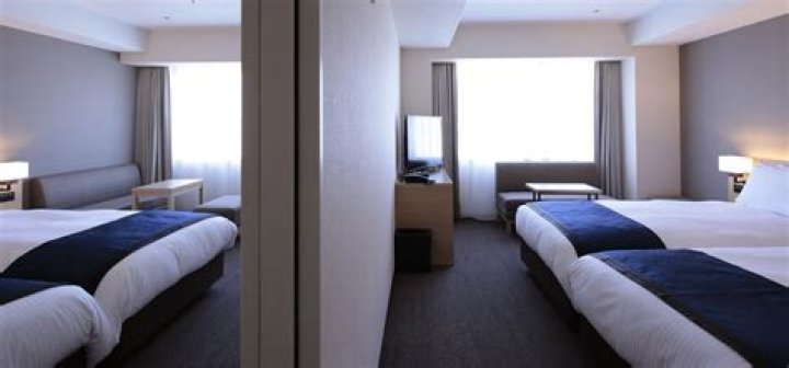 What is the Difference Between Connecting and Adjoining Hotel Rooms?
