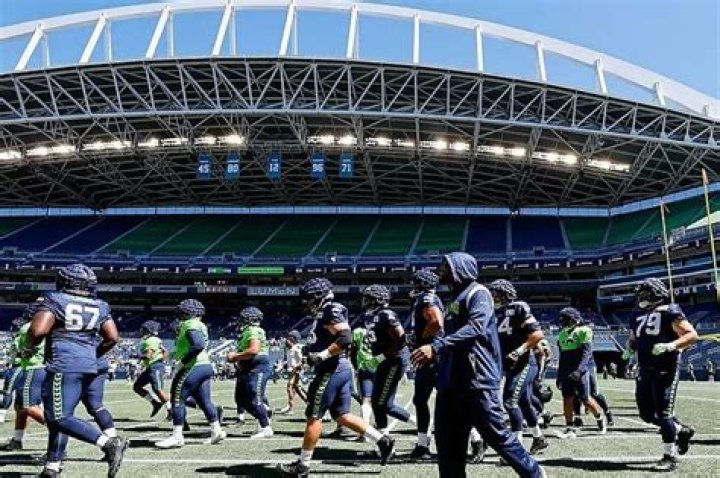 Which football team is not playing a Thanksgiving Day game in 2022?