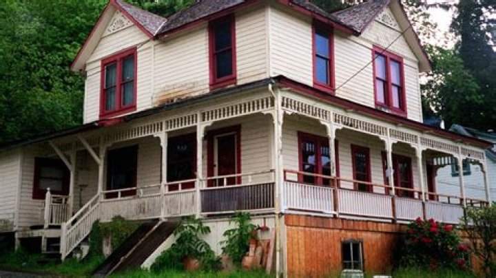 Who bought the 'Goonies' house in Oregon?