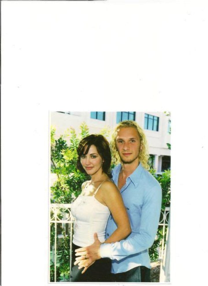Who is Bobbie Phillips dating? Bobbie Phillips boyfriend, husband