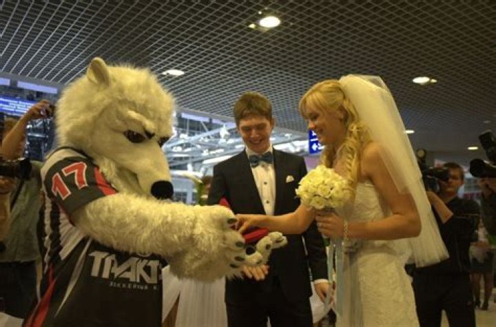 Who is Evgeny Kuznetsov (ice hockey) dating? Evgeny Kuznetsov (ice hockey) girlfriend, wife