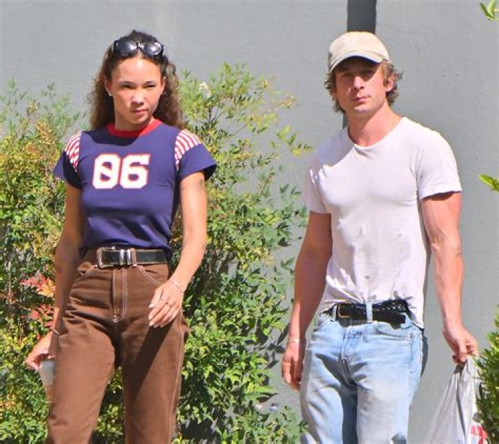 Who is Jeremy Sims dating? Jeremy Sims girlfriend, wife