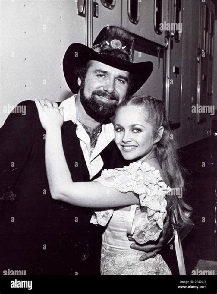 Who is Johnny Lee dating? Johnny Lee girlfriend, wife