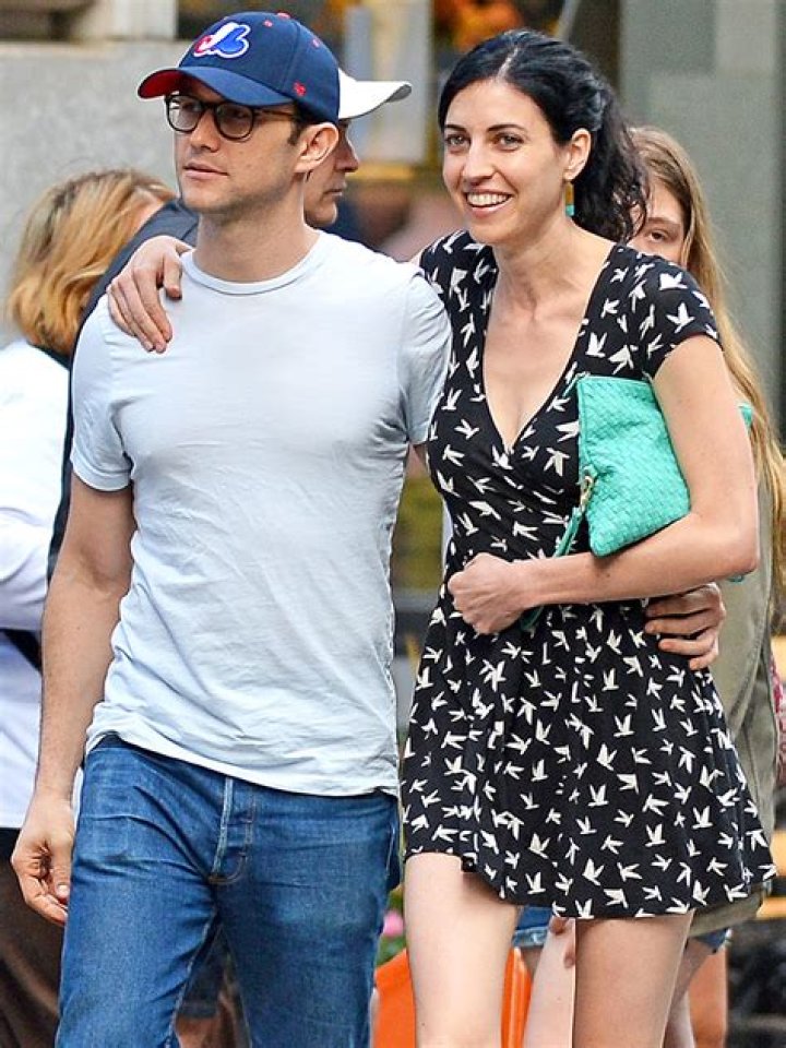 Who is Joseph Gordon-Levitt dating? Joseph Gordon-Levitt girlfriend, wife