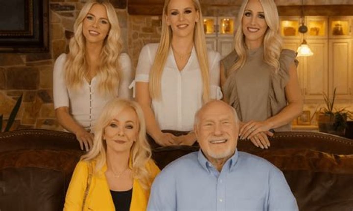 Who is Robb Cullen dating? Robb Cullen girlfriend, wife
