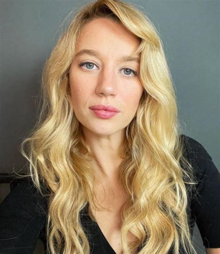 Yael Grobglas height weight body stats